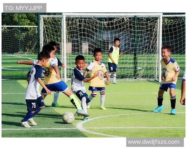 足球明星在绿茵场上挥洒汗水的精彩瞬间与技艺展示 足球明星在绿茵场上挥洒汗水的精彩瞬间与技艺展示